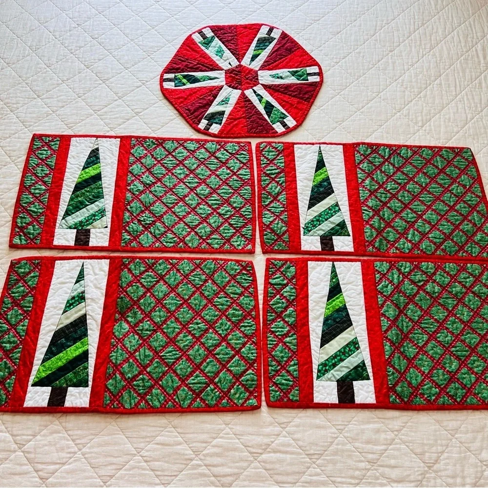 New Handmade Quilted Christmas Table Set Set of 5 (4 Placemats + 1 Centerpiece)